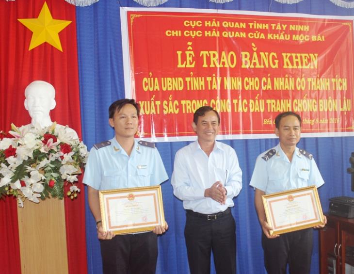 Khen thưởng đột xuất 2 cán bộ Hải quan có thành tích xuất sắc trong công tác chống buôn lậu 